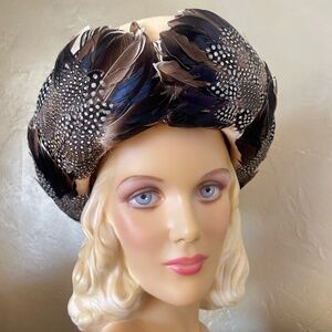 OUTSTANDING 1970's DESIGNER IVORY FELT HAT + MULTICOLORED FEATHERS ON  BRIM